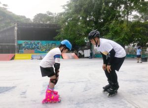 Bé học trượt patin cùng HLV